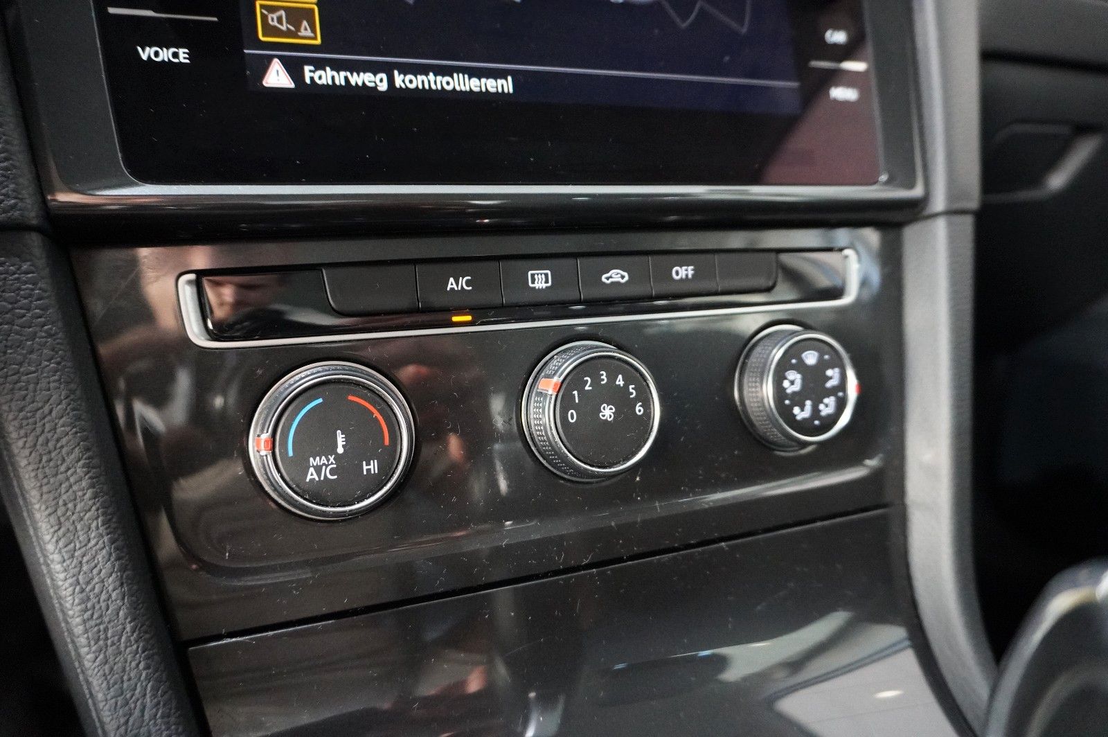 Fahrzeugabbildung Volkswagen Golf VII Lim. 2.0 TDI COMFORTL. DSG NAVI/LED/ACC