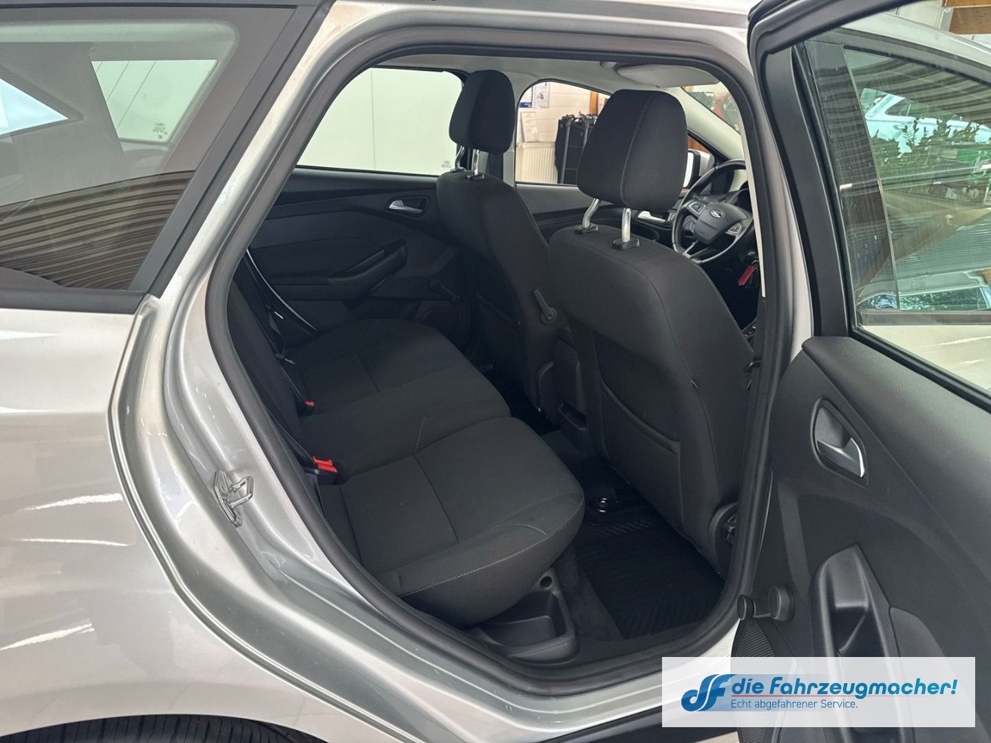 Fahrzeugabbildung Ford Focus Turnier Business 1.5 TDCi Navi Apple CarPl