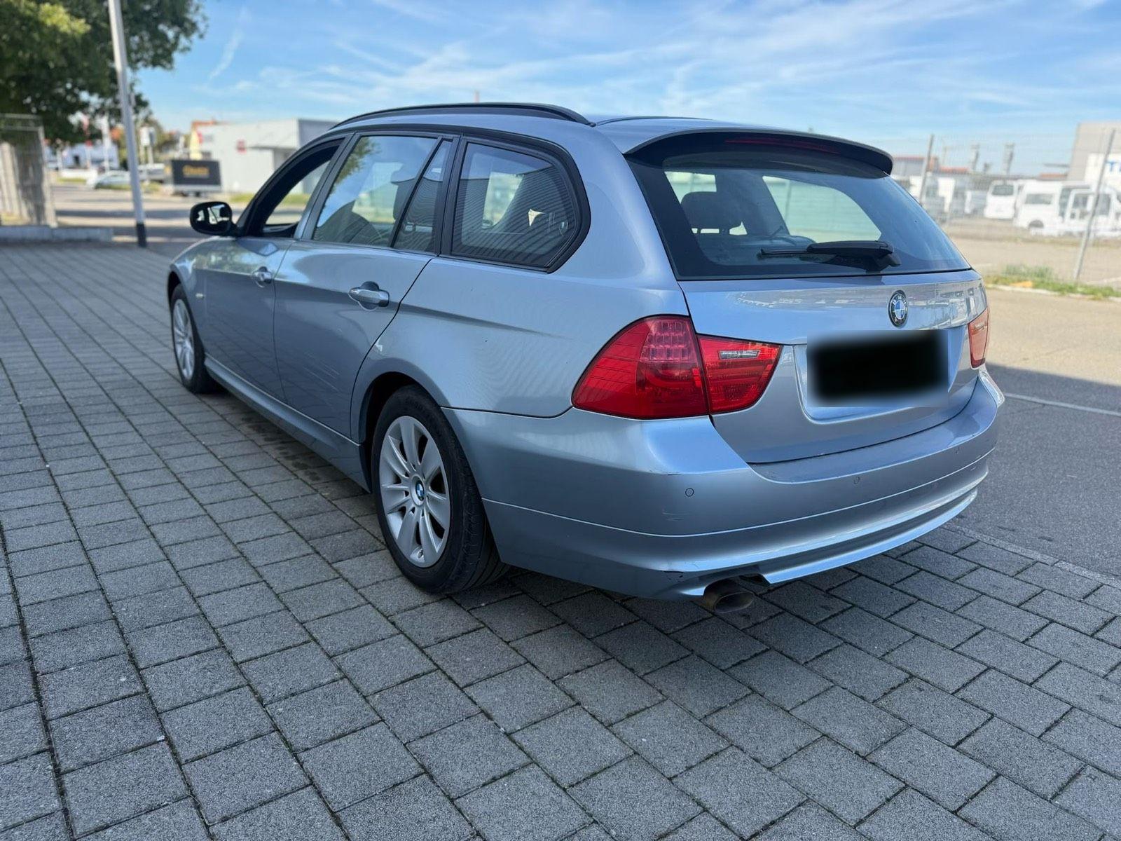 BMW 318 2012 — interior