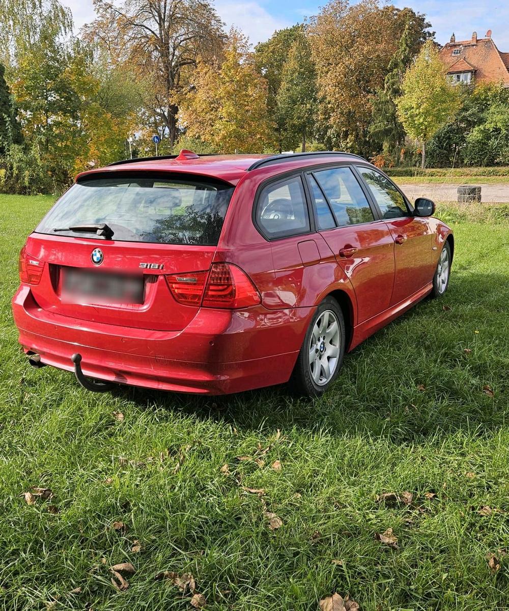 BMW 318 2011 — interior