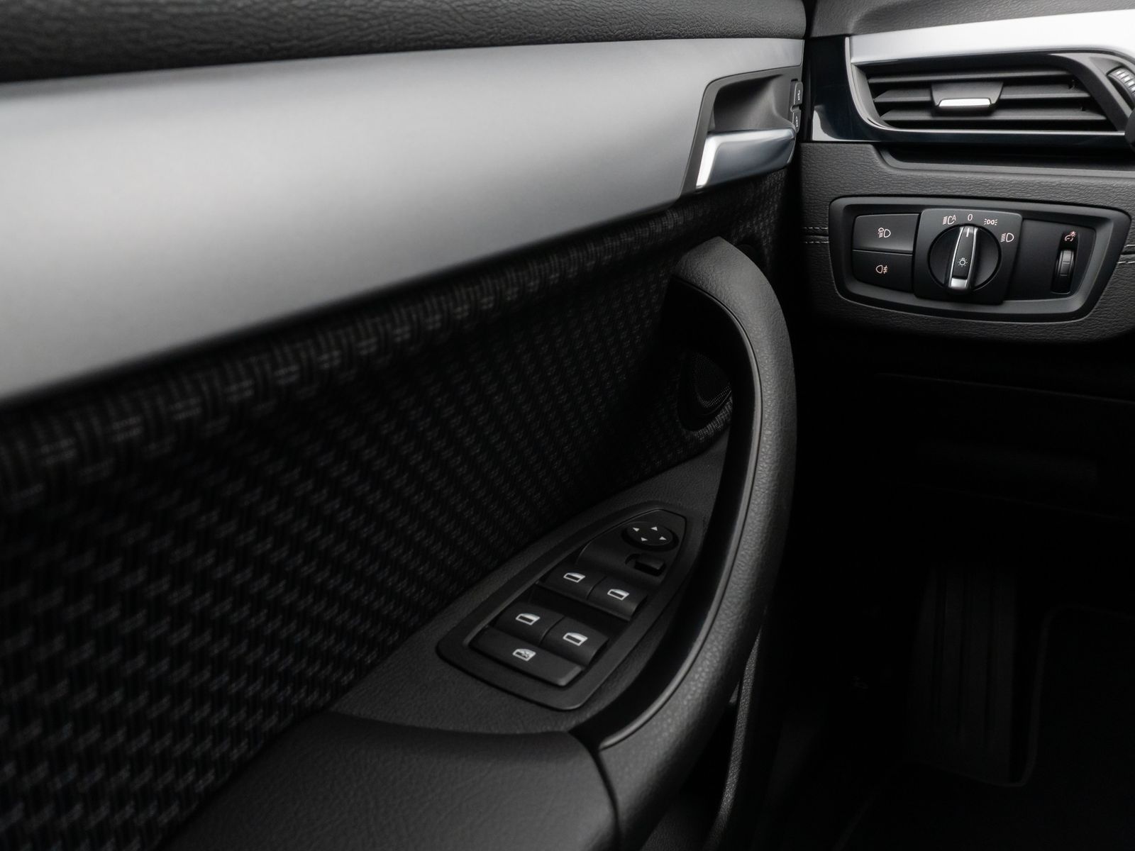 Fahrzeugabbildung BMW X2 sD18i Parkassistent DAB Navigation Lordos LED