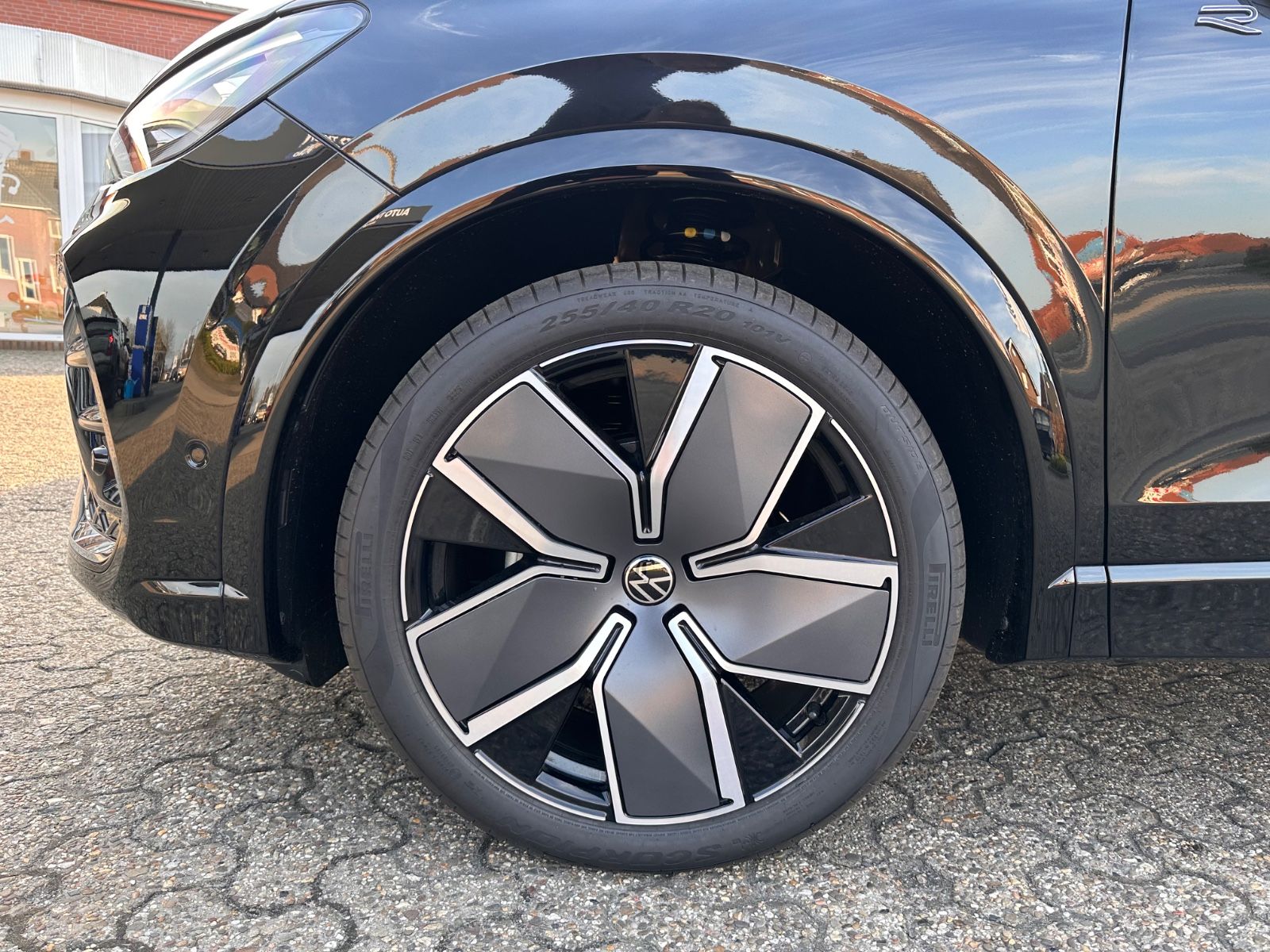 Fahrzeugabbildung Volkswagen Tiguan R-Line 1.5 eTSI AHK/Matrix/Navi/APP/ACC