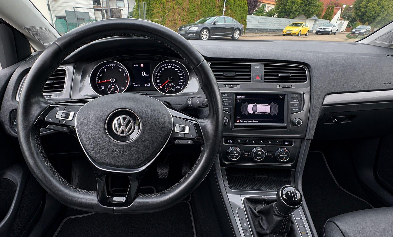 Volkswagen Golf 2015 — rear view