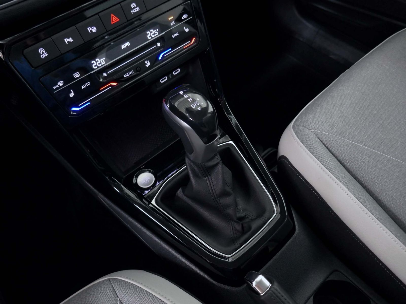 Fahrzeugabbildung Volkswagen T-Cross Style 1.0 TSI | LED AHK RFK ACC Navi