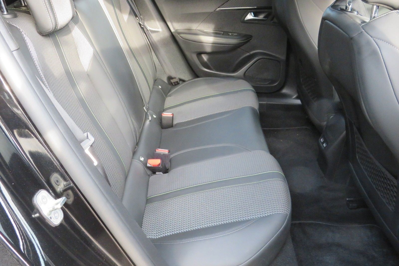 Fahrzeugabbildung Peugeot 2008 e- GT PDC KAMERA NAVI SITZH.