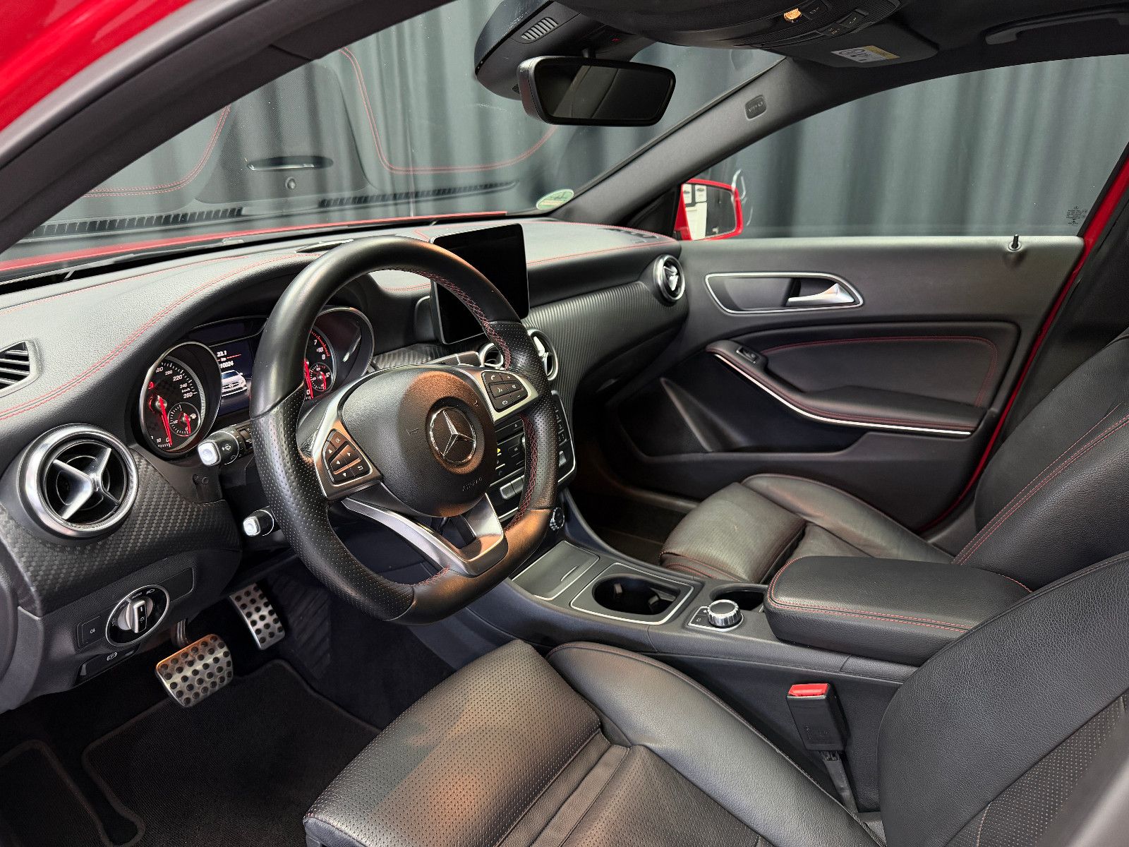 Fahrzeugabbildung Mercedes-Benz A 250 4Matic AMG-LINE|PANORAMA|7G AUTOMATIK|