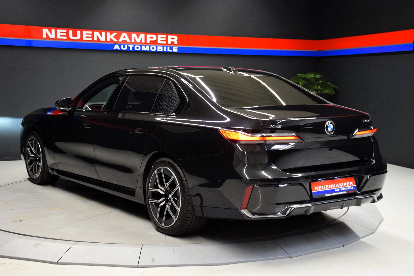 Fahrzeugabbildung BMW 740 d xDrive M Sport Pano Memory Luft B&W STHZ