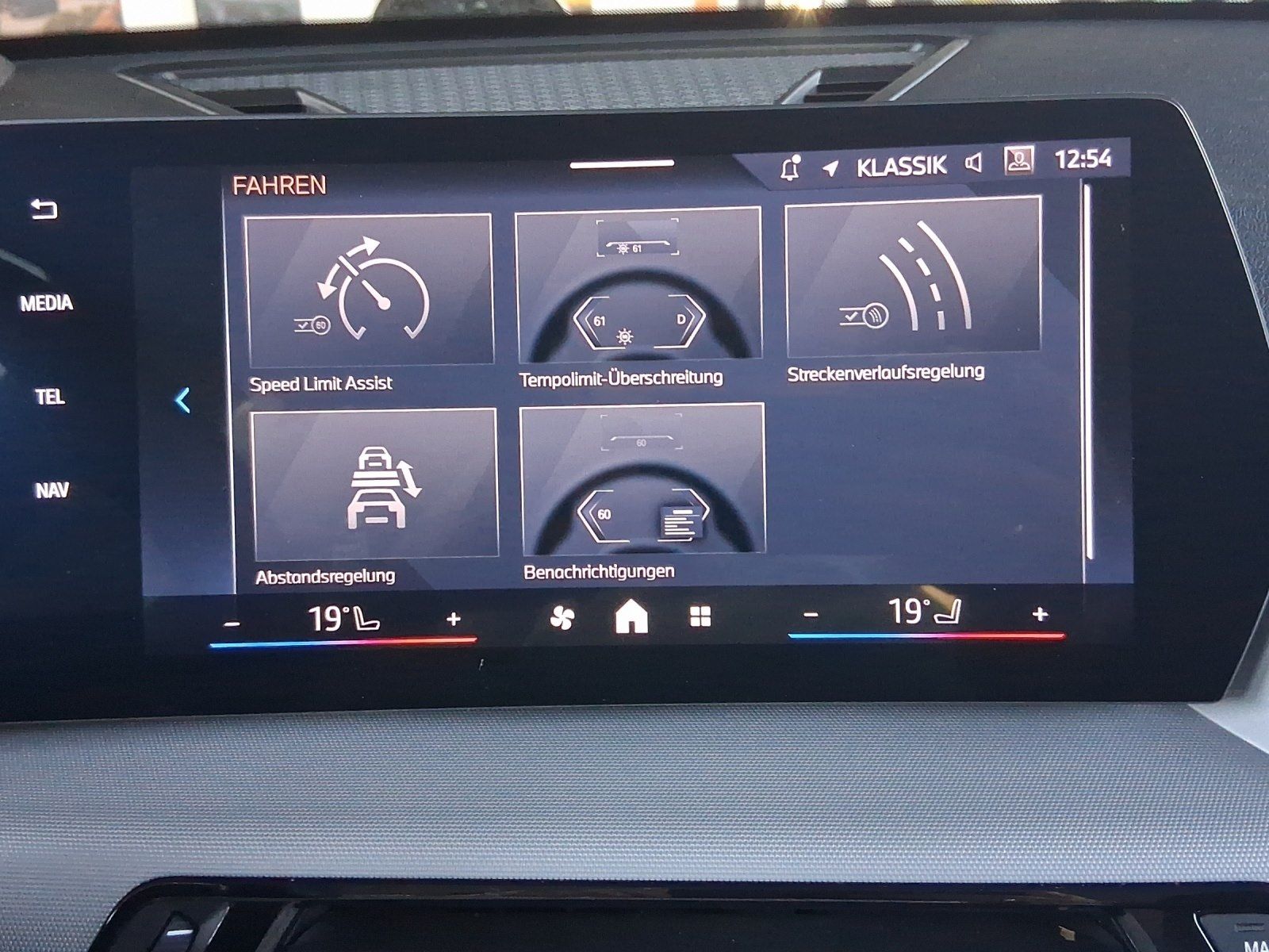 BMW X1 sDrive20i Navi CarPlay Driving Parking Head foto 19
