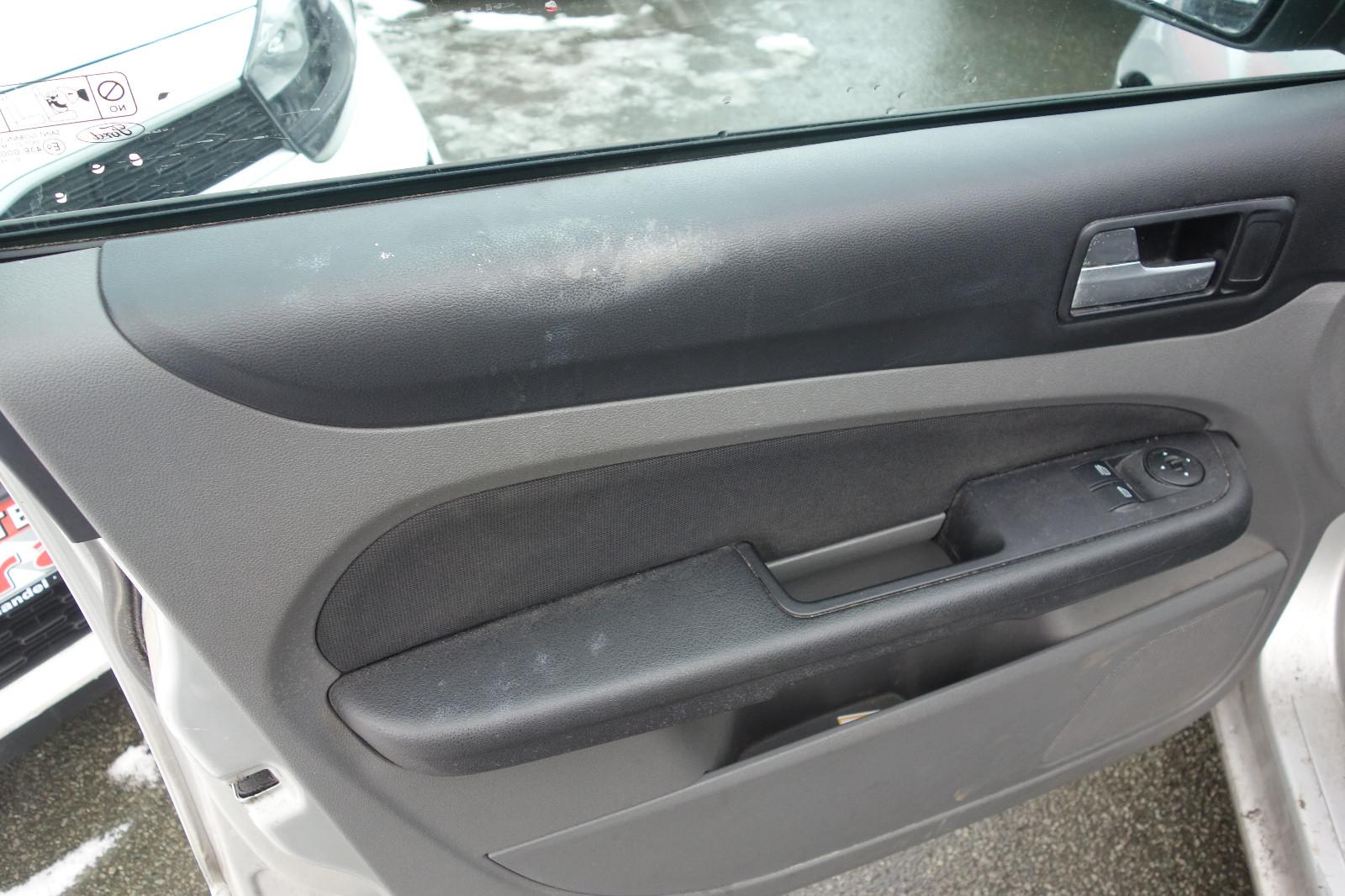 Ford Focus 2010 — photo 21