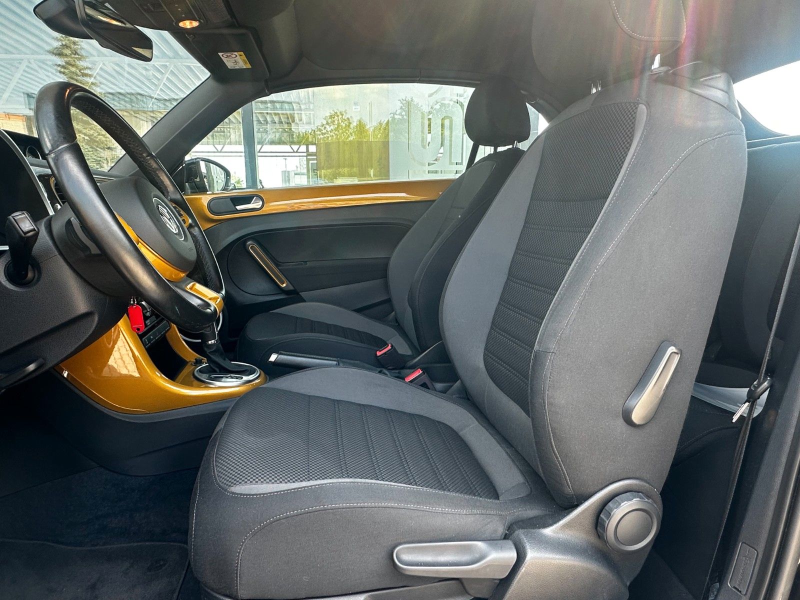 Fahrzeugabbildung Volkswagen Beetle Cabrio 2.0 TSI DSG R-Line SH+NAVI+TÜV-NEU