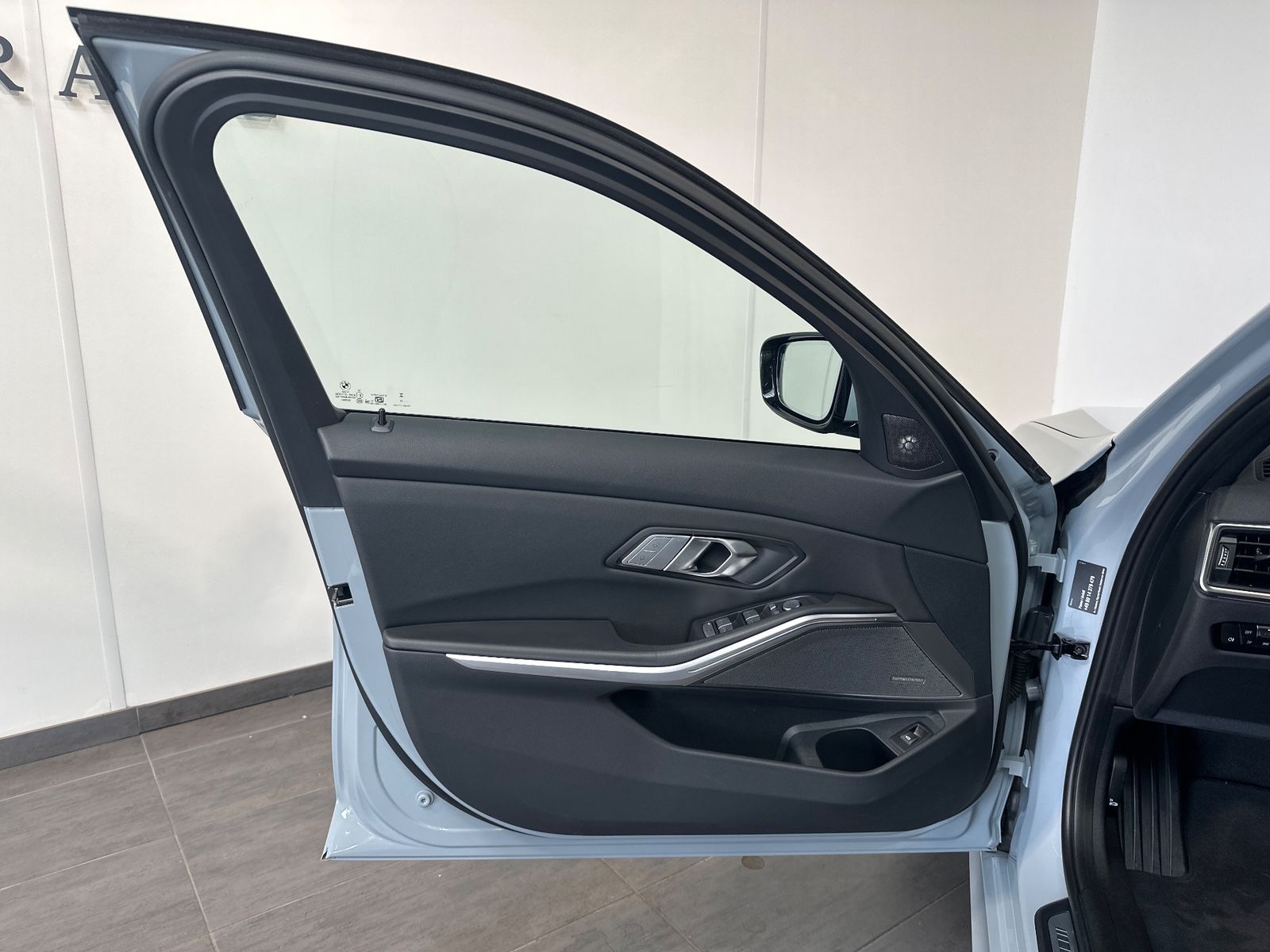 Fahrzeugabbildung BMW 330 d Touring xDrive M-Sport NAV+LED+PANO+H&K