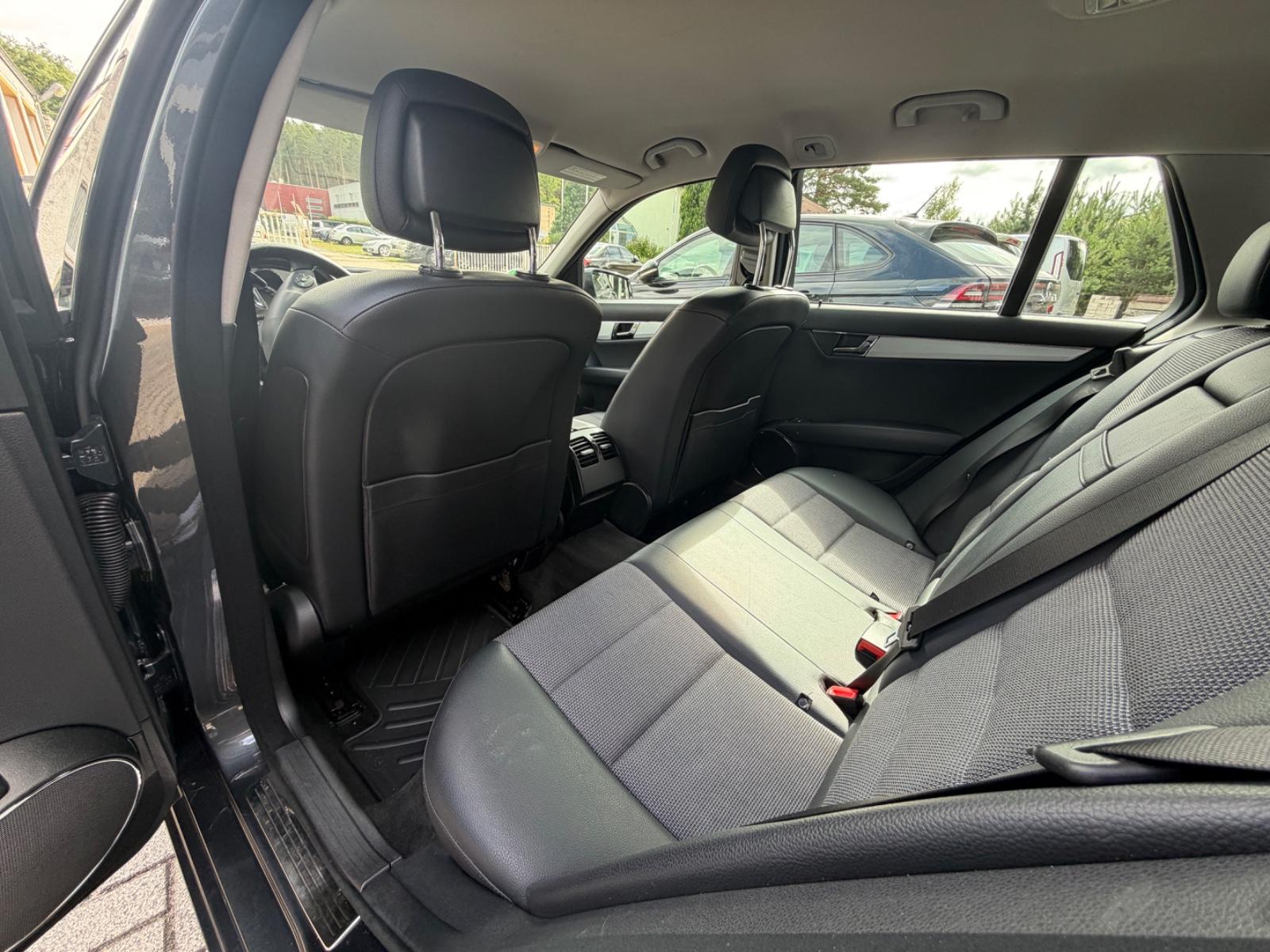 Mercedes-Benz C200 2010 — photo 12
