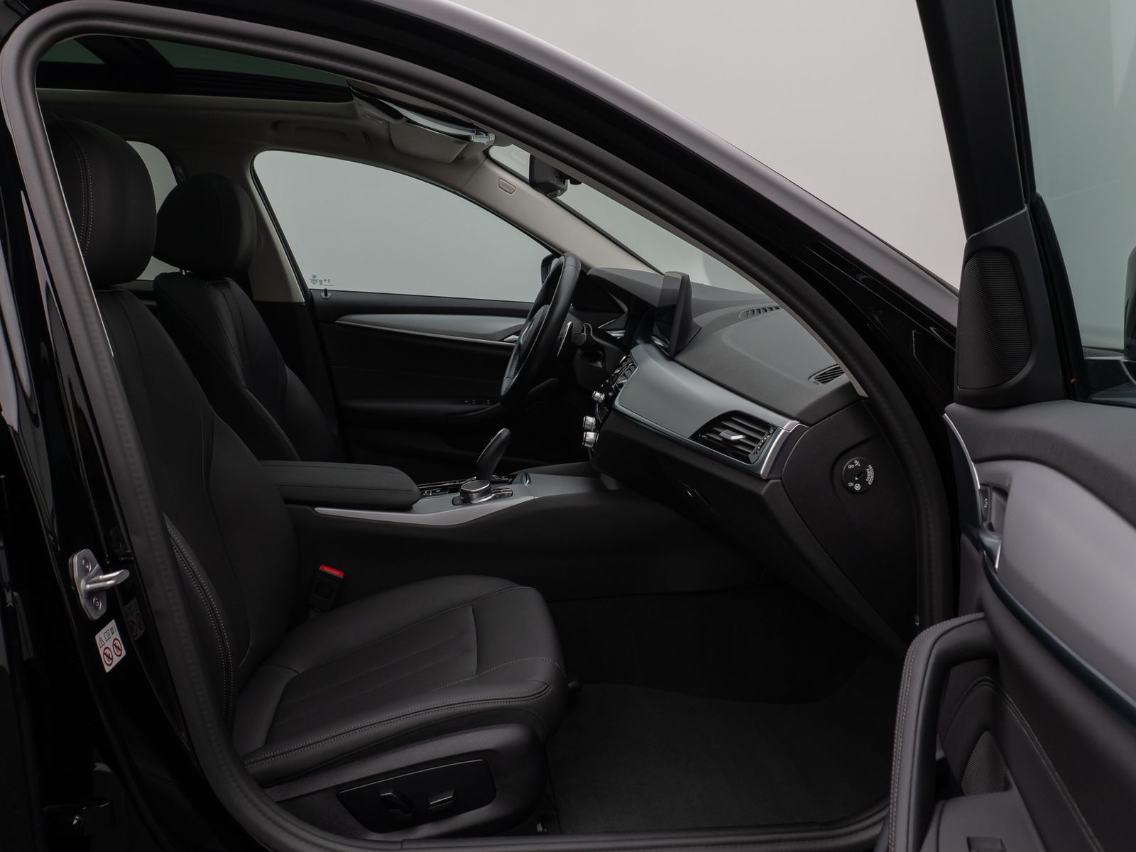 Fahrzeugabbildung BMW 530e Panorama DAB HiFi CockPitPro Alarm PDC LED