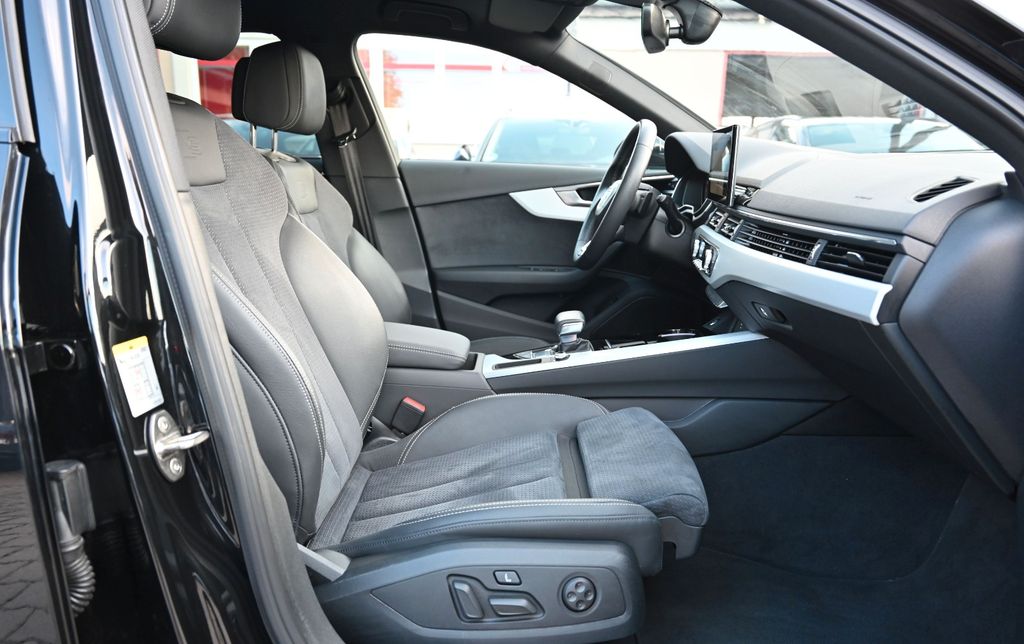 AUDI A4 2023