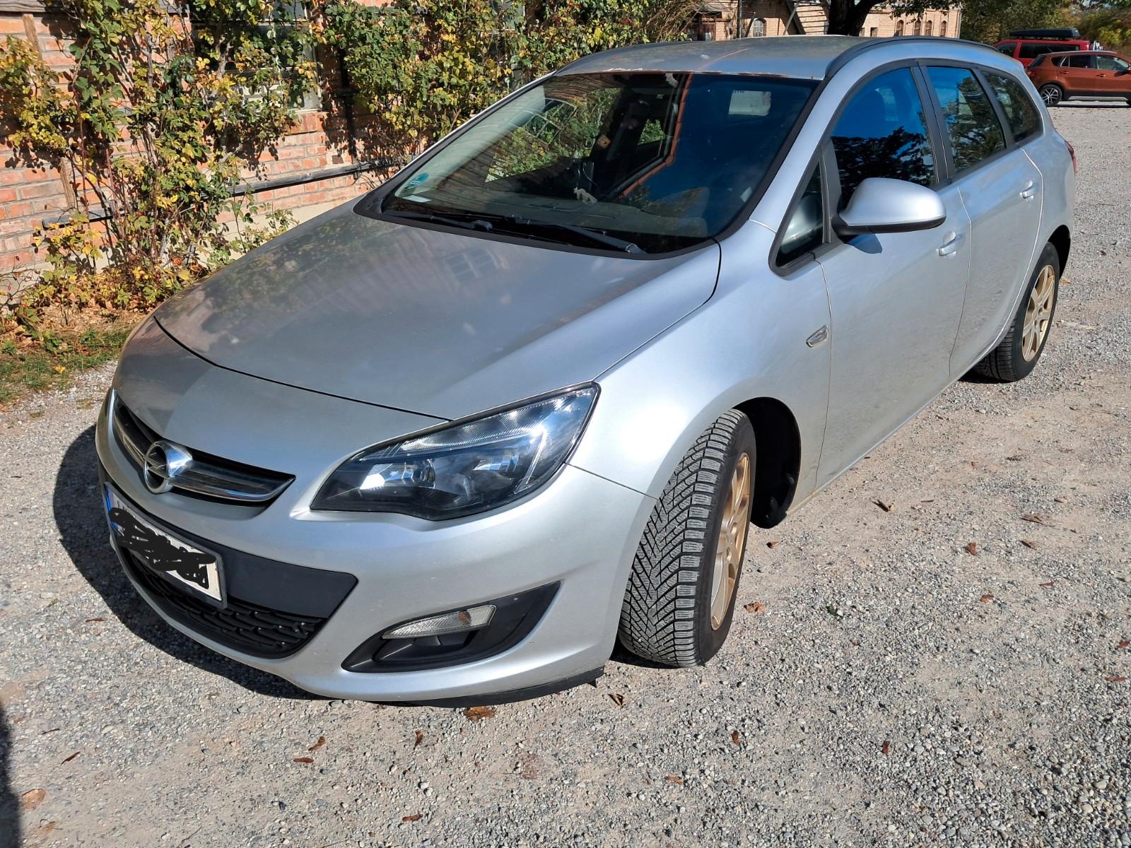 Opel Astra 2013 — салон
