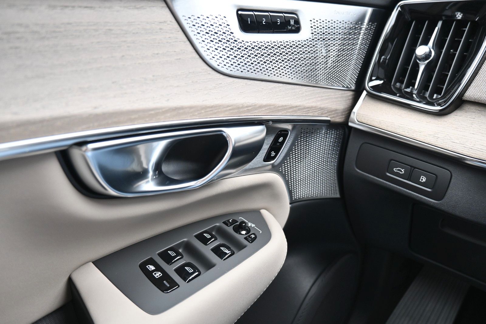 Fahrzeugabbildung Volvo XC90 T8 AWD Ultra Dark´*STDHZG*360°*LUFT*ACC*AHK