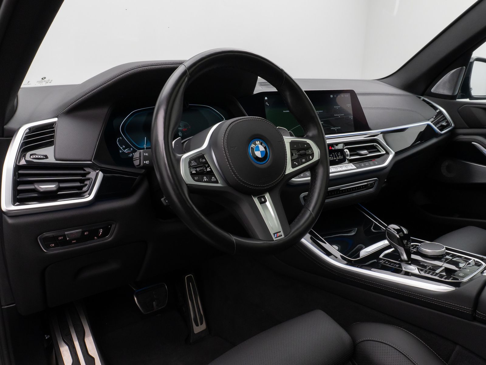 Fahrzeugabbildung BMW X5 xD45e M Sport Panorama Laser 360°HUD DAB B&W