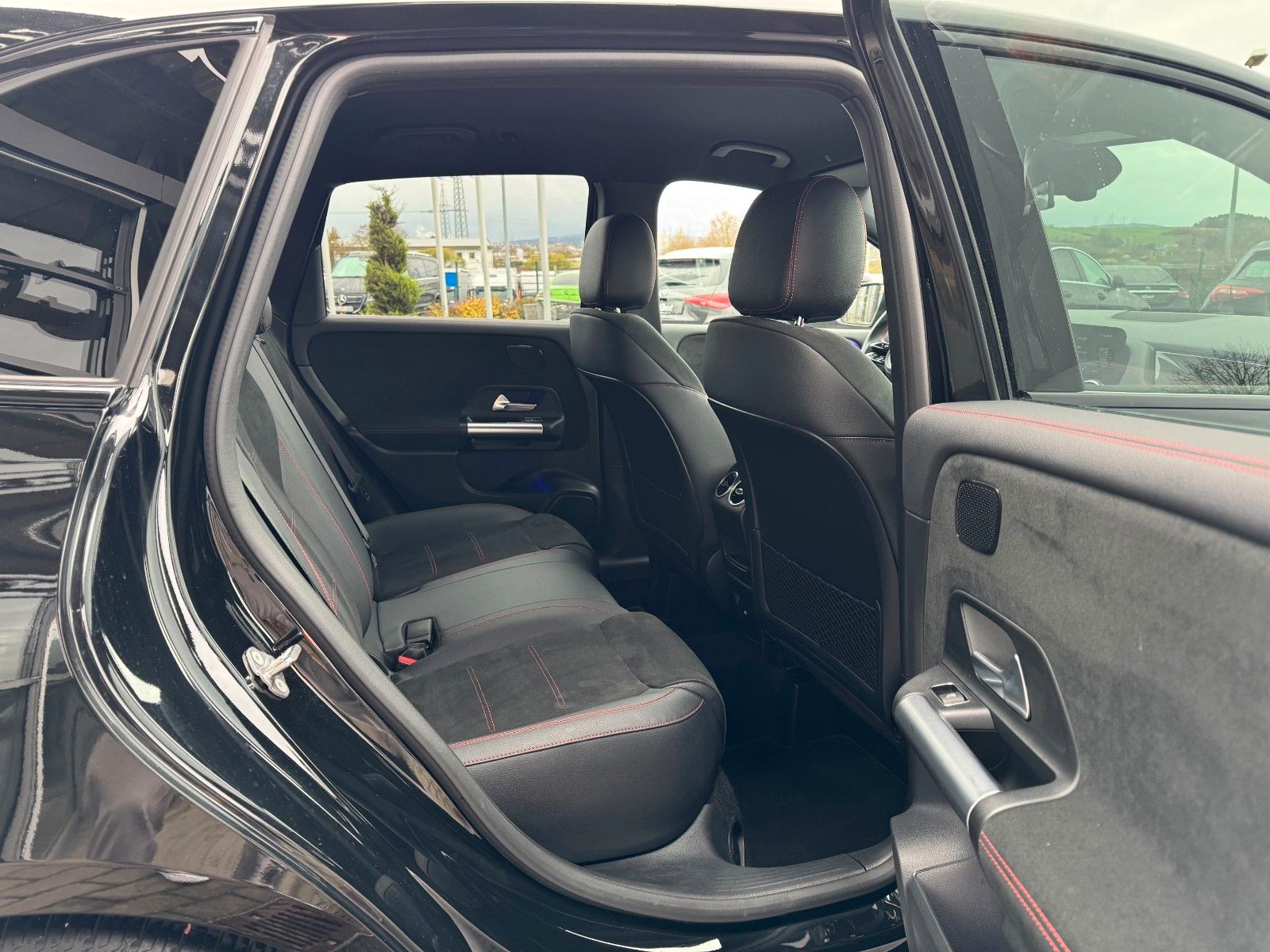 Fahrzeugabbildung Mercedes-Benz B 200 AMG+AHK+Ambiente+RFK+MBUX+Night