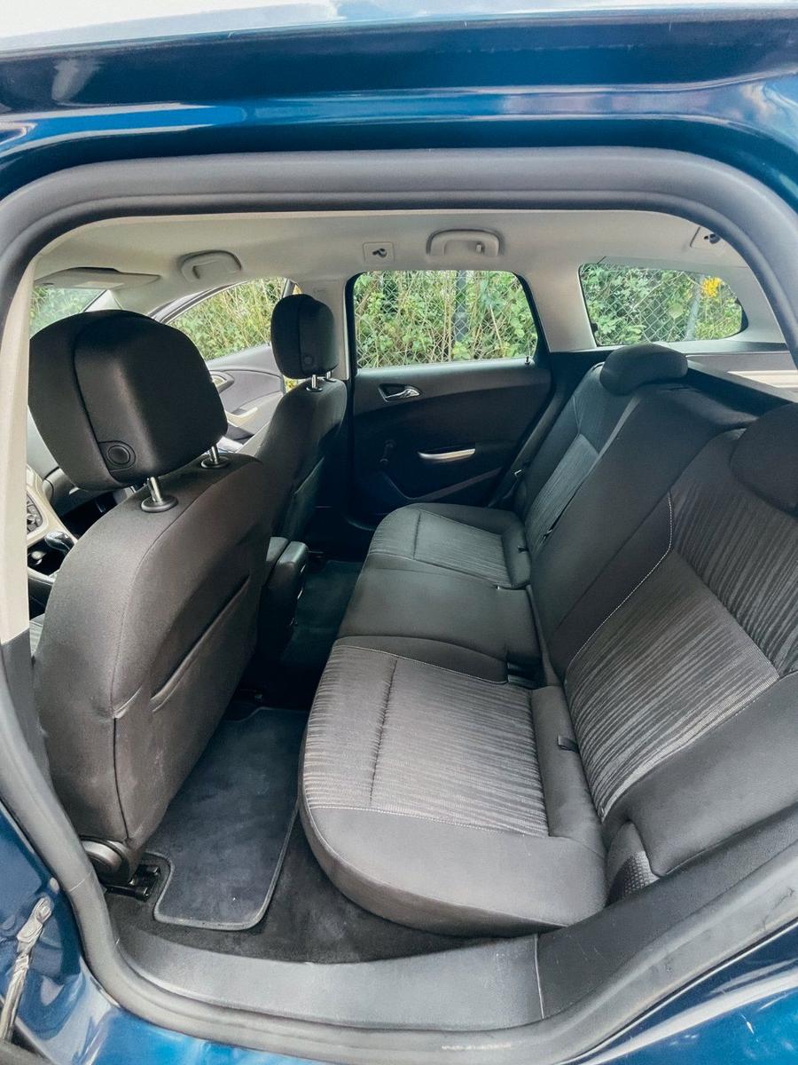 Opel Astra 2011 — photo 6