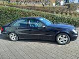 Mercedes-Benz zum Verkauf steht - gebrauchte Mercedes-Benz E 200 aus dem Jahr 2004