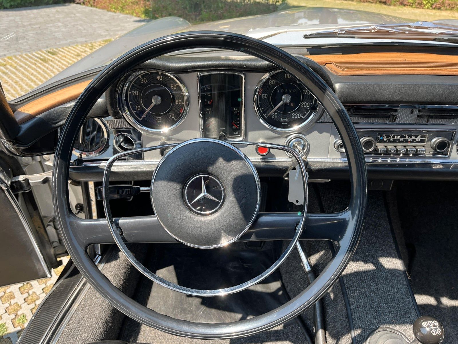 Fahrzeugabbildung Mercedes-Benz 230 SL