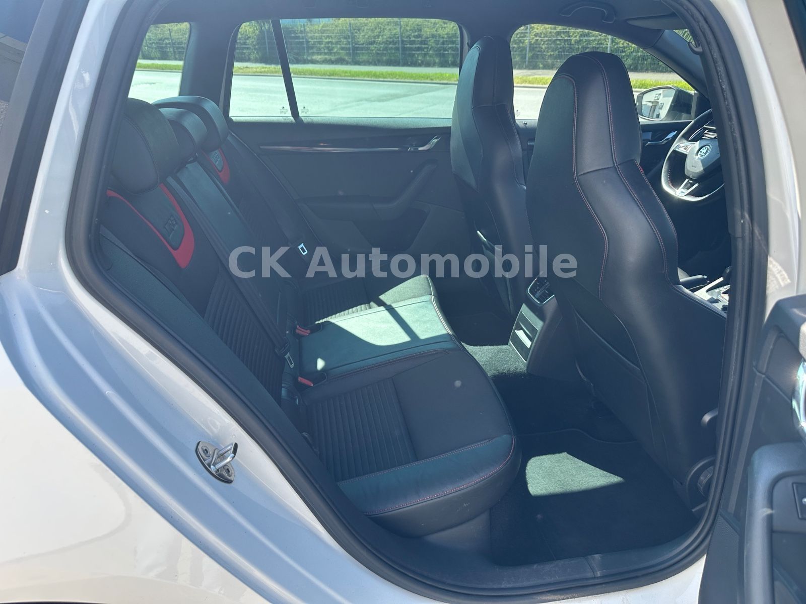 Fahrzeugabbildung SKODA Octavia Combi RS 2.0 TDI DSG/Navi/Bi-Xenon/PDC