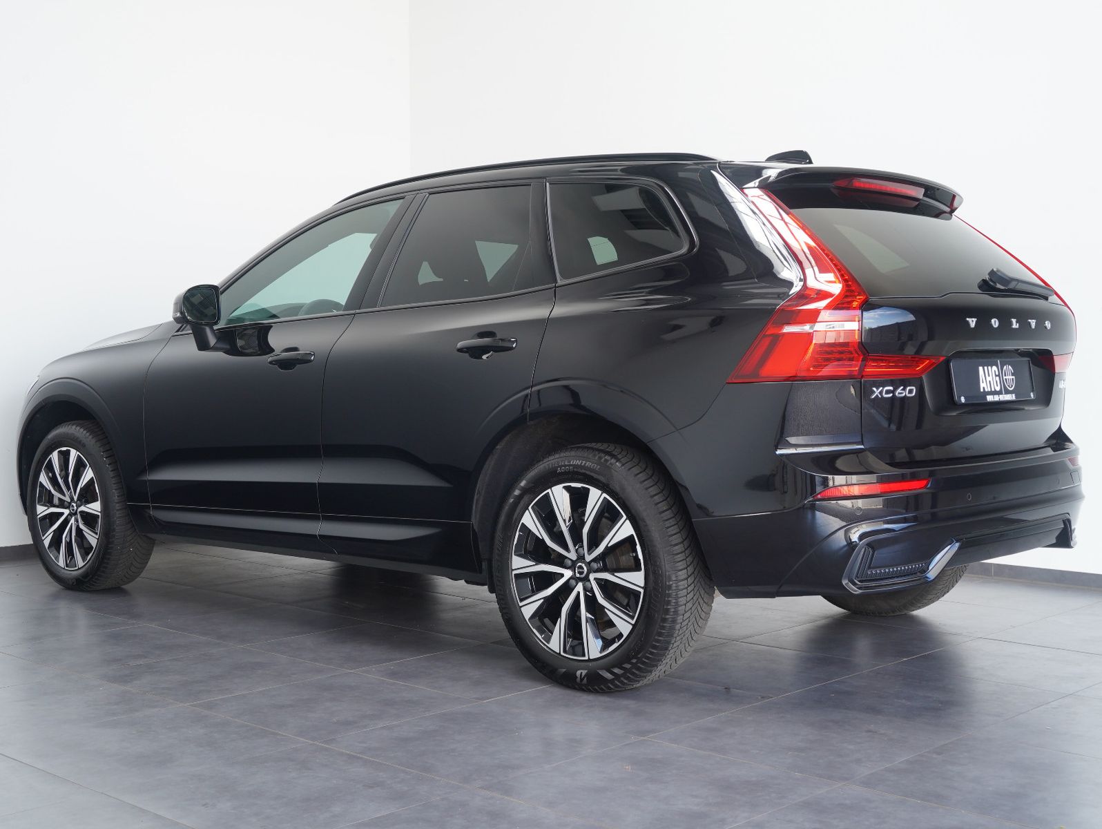 Fahrzeugabbildung Volvo XC60 B4 D AWD Plus Dark R Design LED/ACC/AHK