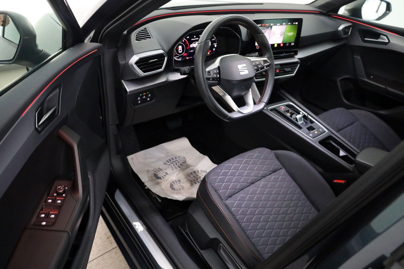 Fahrzeugabbildung SEAT Leon FR, Navi,LED,SH,Kamera,Panorama,ACC, SR+WR