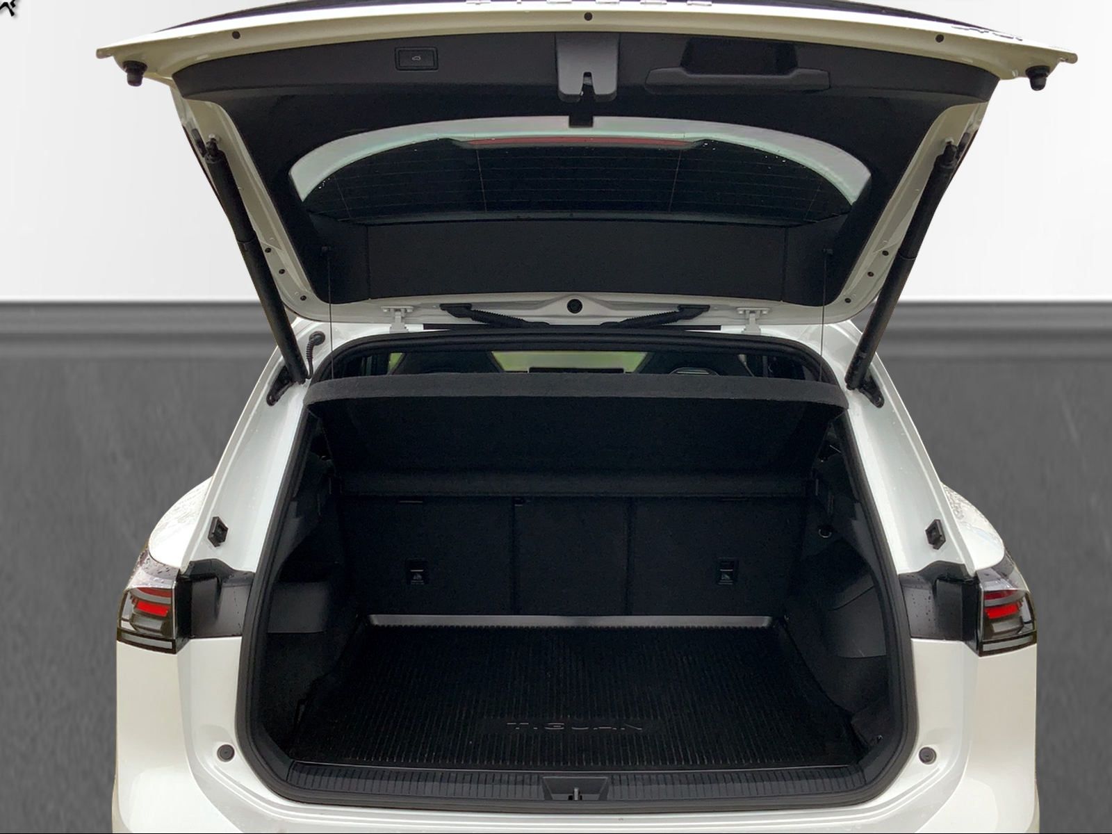 Tiguan R-Line 1,5l eTSI IQ.LIGHT,PANO,STHZ.