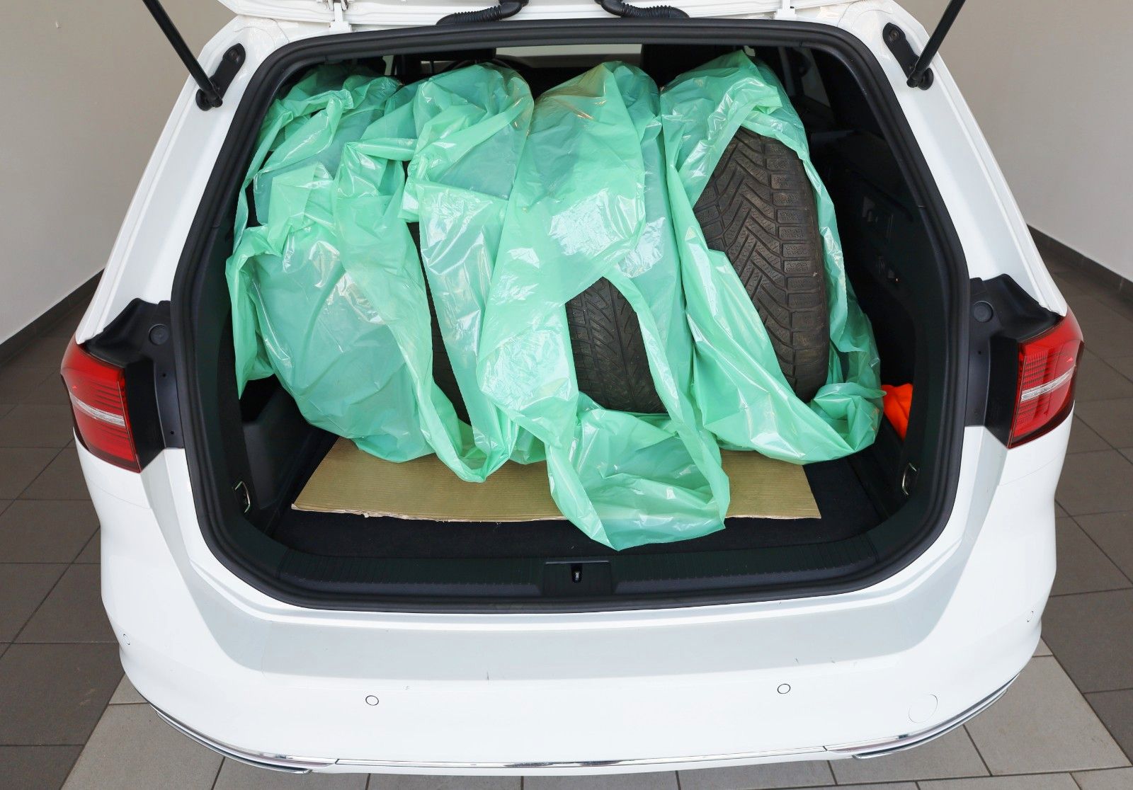 Fahrzeugabbildung Volkswagen Passat Variant R-line 4M,Navi,Kamera,ACC,AHK +WR