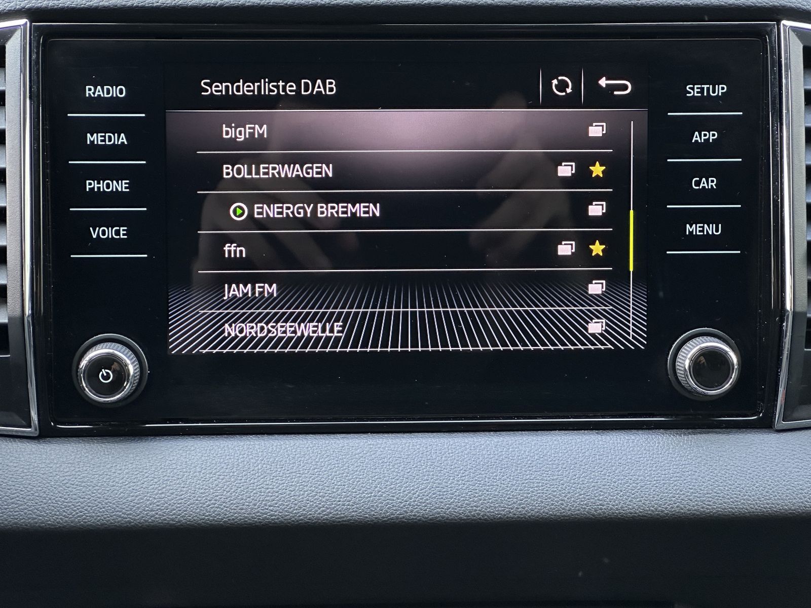 Fahrzeugabbildung SKODA Karoq 2.0 TDI Style SHZ+AHK+CARPLAY+EU6dT+18Zo+2