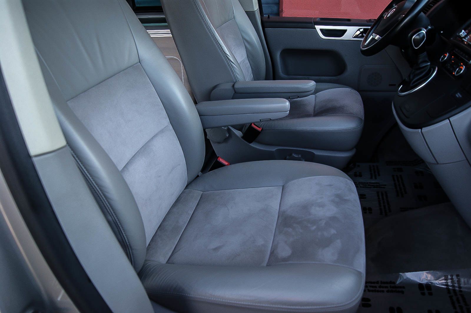 Fahrzeugabbildung Volkswagen T5 California EUROPE 4-Motion 20TDI AUFSTELLDACH