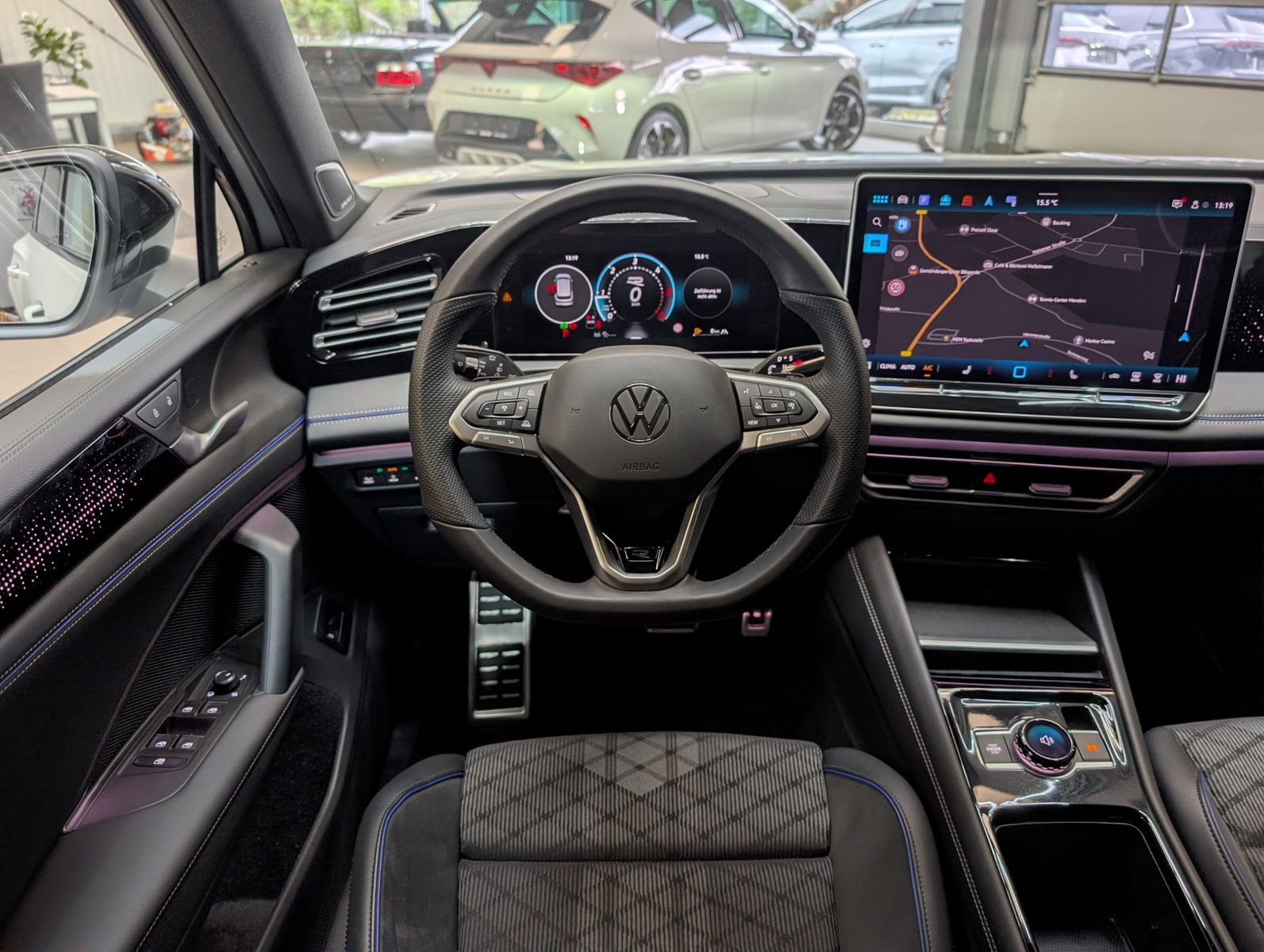 Fahrzeugabbildung Volkswagen Tiguan 2.0TDI R-Line 4M Pano Black AHK Matrix 20