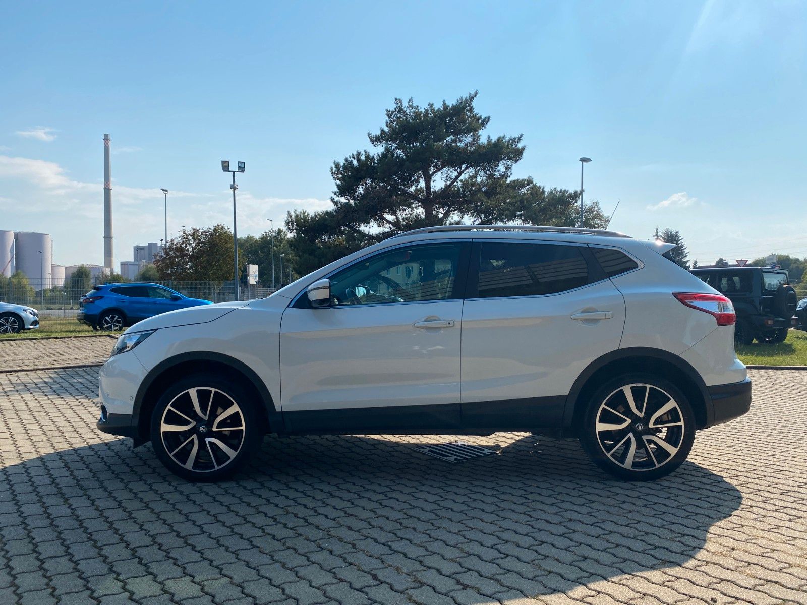 Fahrzeugabbildung Nissan Qashqai 1.2 DIG-T AT Tekna KEYL.+PANO+NAV+AHK