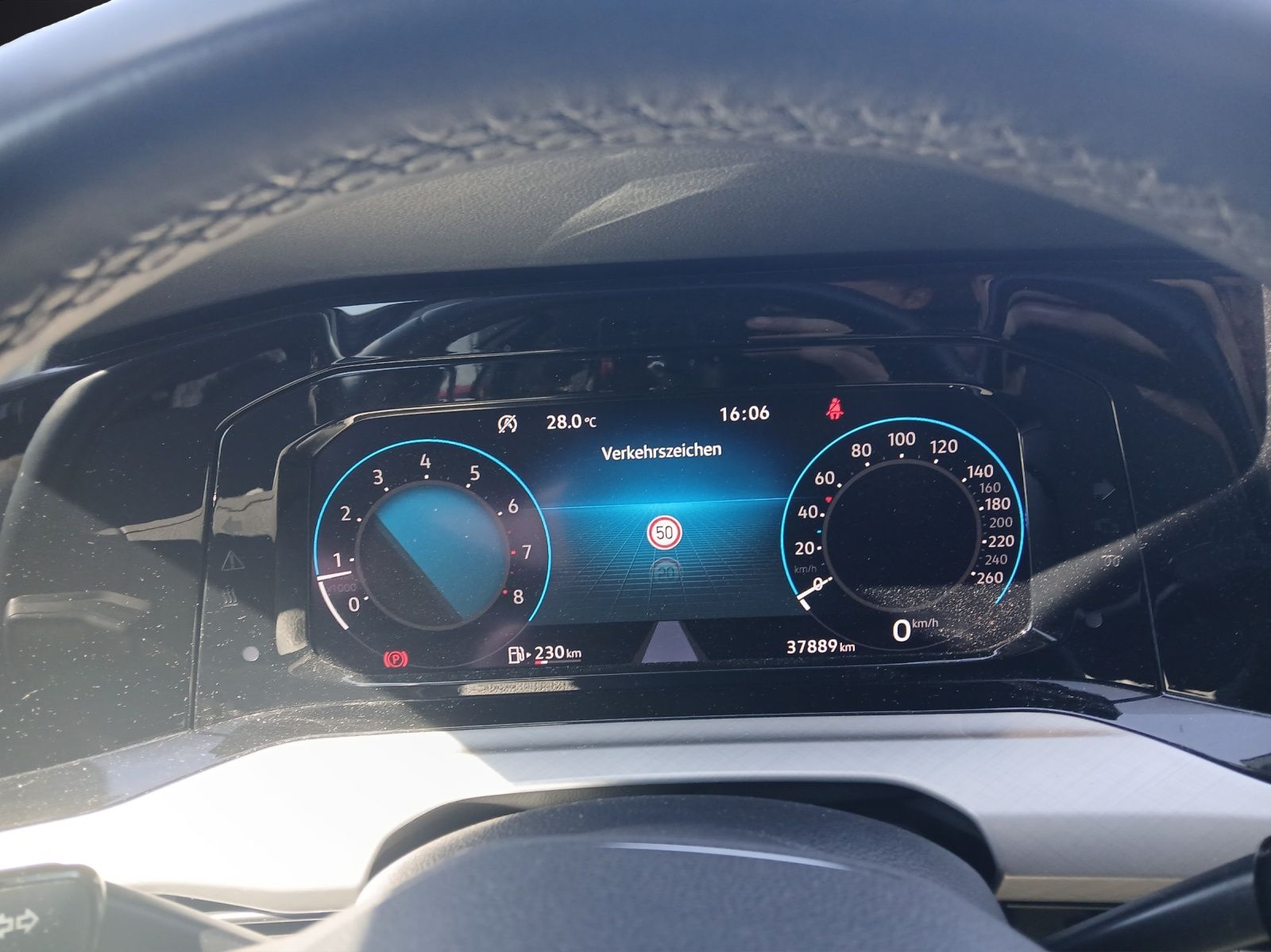 Fahrzeugabbildung Volkswagen Golf VIII Variant TSI Life Matrix AHK Navi AID A