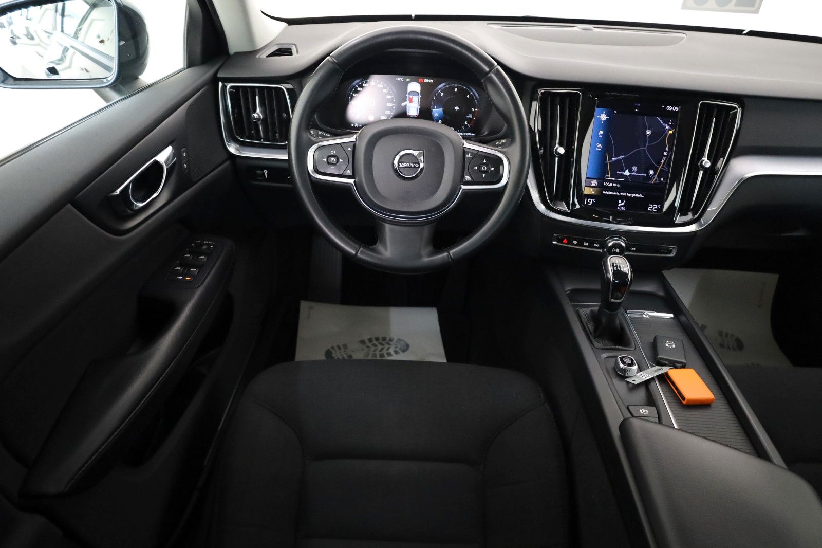 Fahrzeugabbildung Volvo V60 Momentum Core,Navi,LED,DAB,PDC,AHK