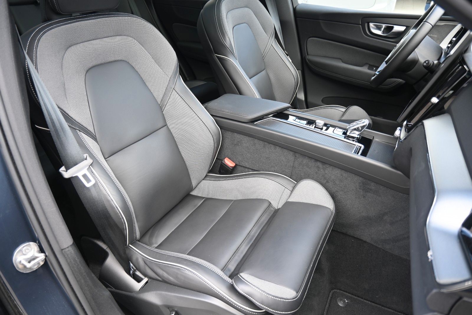 Fahrzeugabbildung Volvo XC60 T8 RC AWD Plus Black Edition*360*Facelift