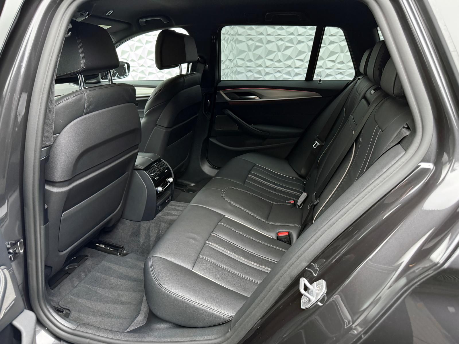 Fahrzeugabbildung BMW d*XDRIVE*M-PAKET*AHK*H&K*LIVE*360°HUD*KEYL*DAB