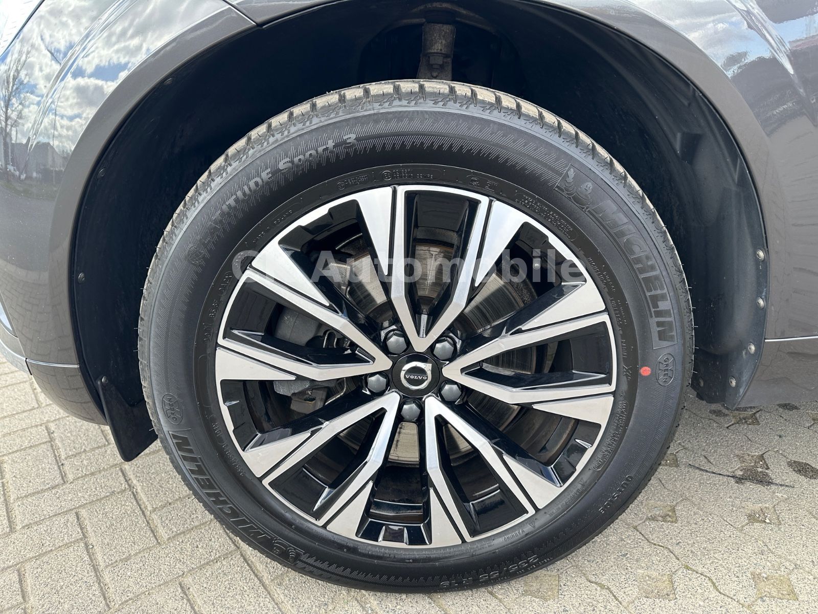 Fahrzeugabbildung Volvo XC60 B4 Plus Bright 2WD/Navi/Leder/Kam/LED/AHK