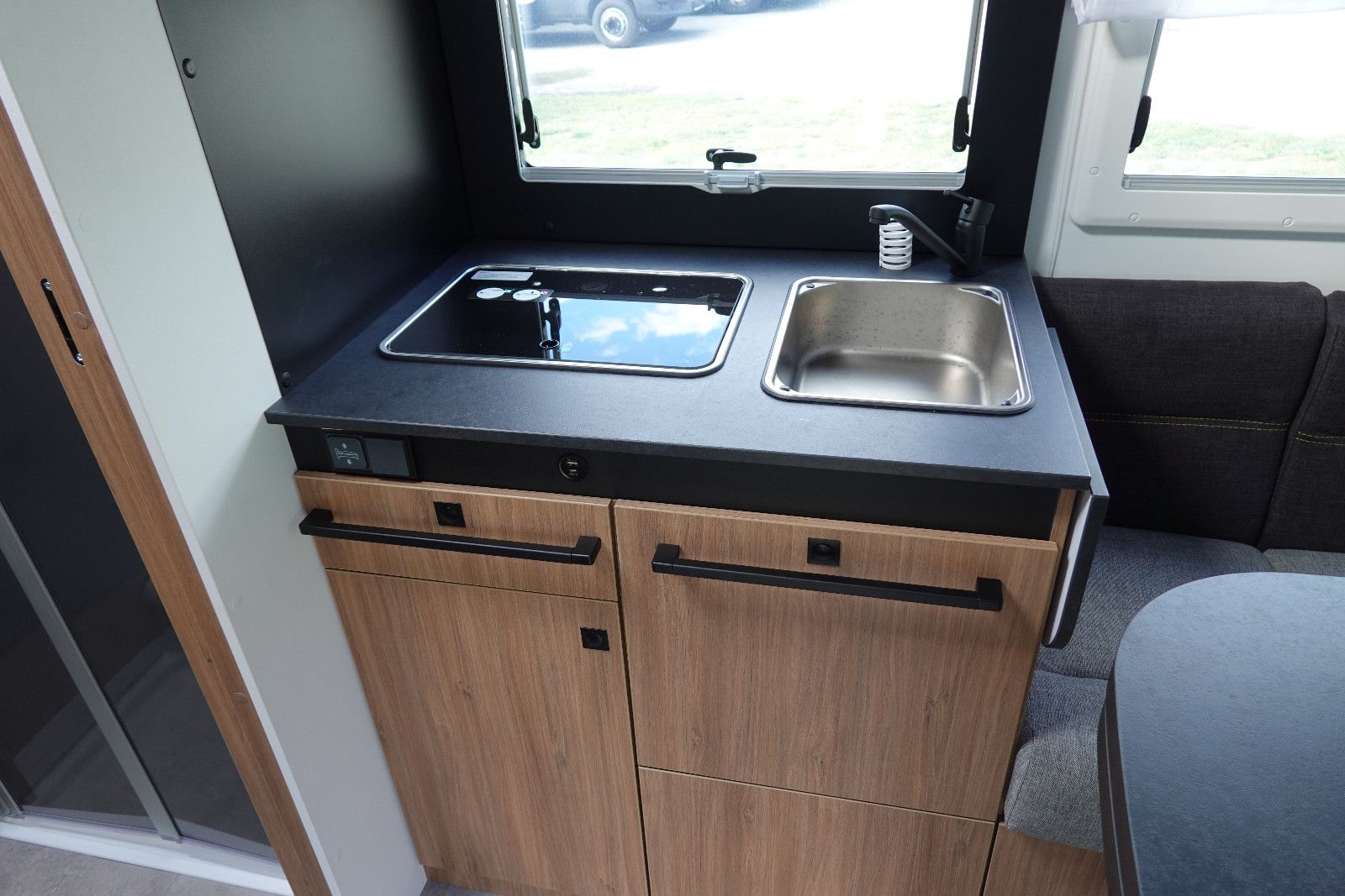 Fahrzeugabbildung Challenger 337 Graphite Edition m. Hubbett M27