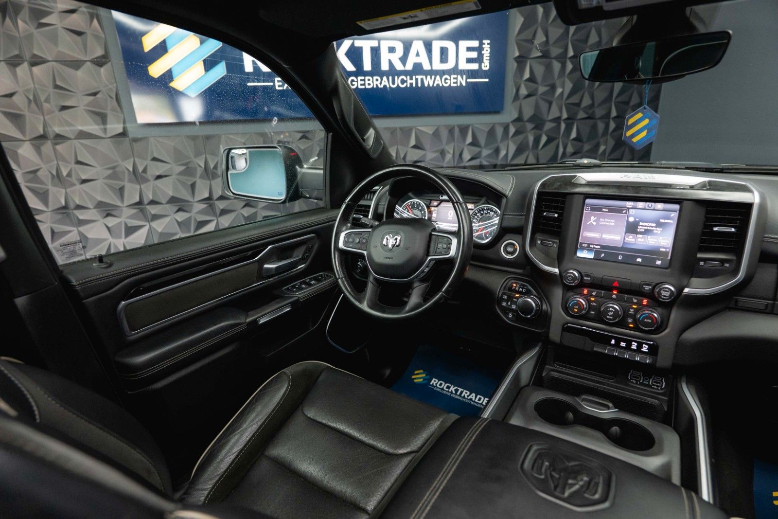Fahrzeugabbildung Dodge RAM 5.7 V8 HEMI 4x4 Night LARAMIE Pano LED 19%