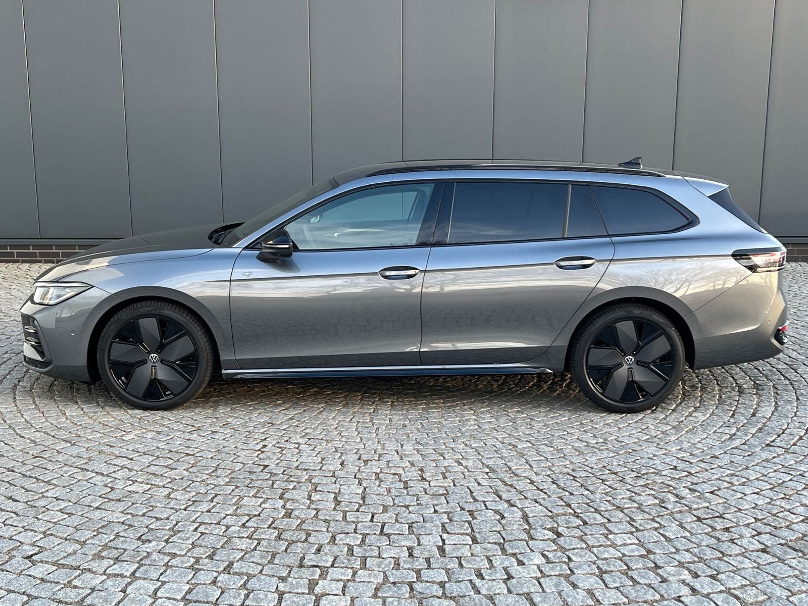 Fahrzeugabbildung Volkswagen Passat Variant R-Line 2.0 TDI DSG 4MOTION *AHK,