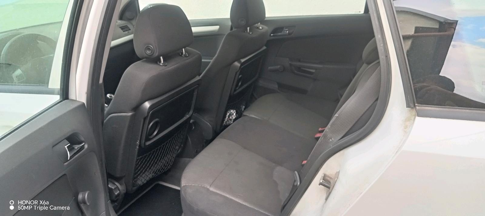 Opel Astra 2009 — photo 8