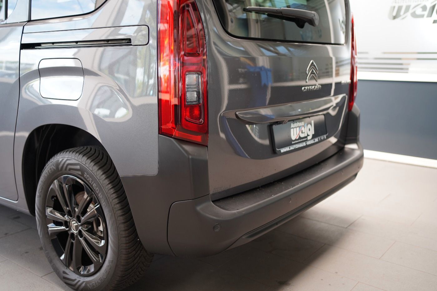 Fahrzeugabbildung Citroën Berlingo M PureTech 130 EAT8 Shine Automatik DAB