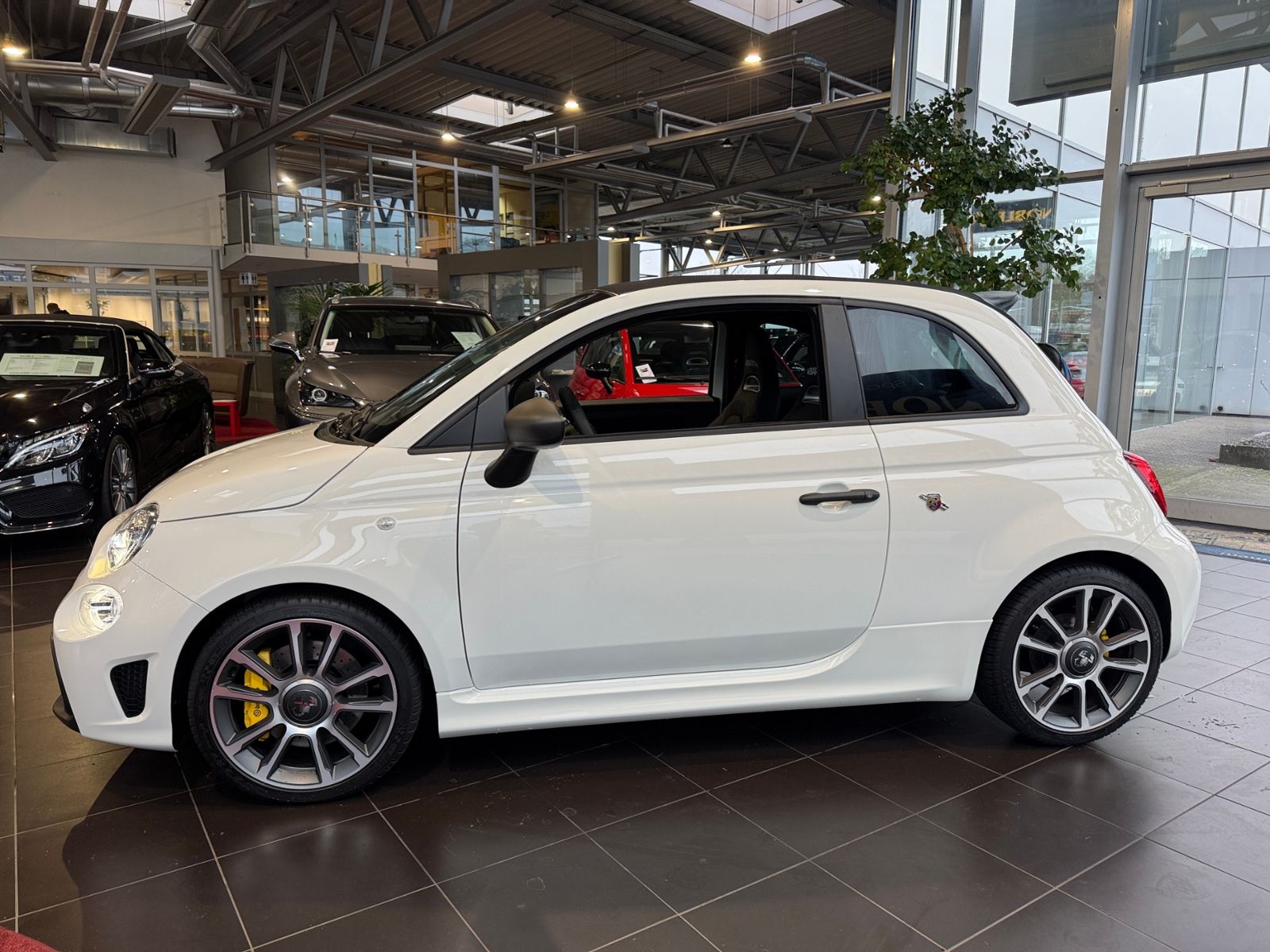 Fahrzeugabbildung Abarth 695C Turismo BEATS NAV DAB LEDER PDC ALU