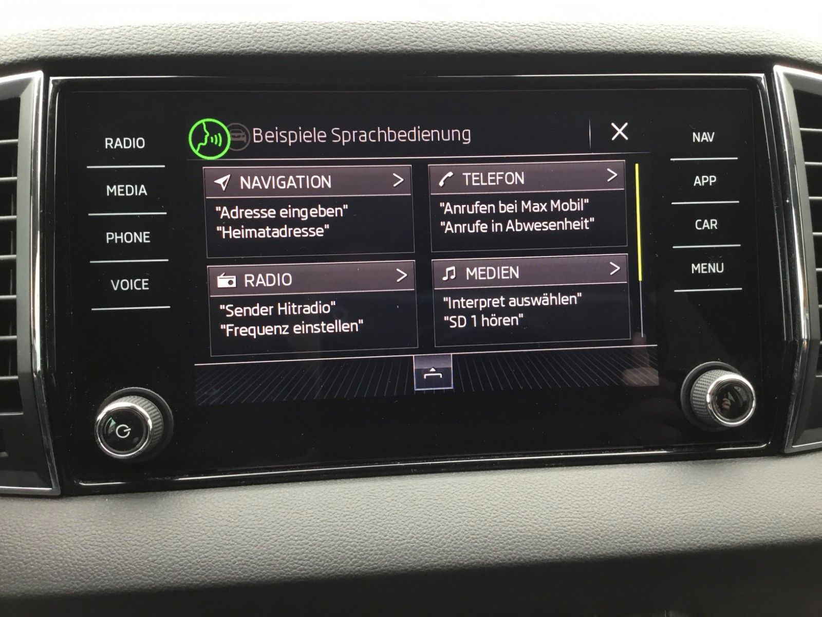 Fahrzeugabbildung SKODA Karoq 2.0 TDI Style 4x4+LED+AHK+18"+Navi