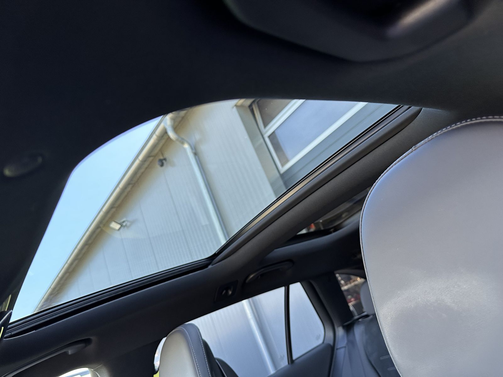 Fahrzeugabbildung Mercedes-Benz C 220d T Edition AMG Line NAV+LED+PANO+BURMESTER