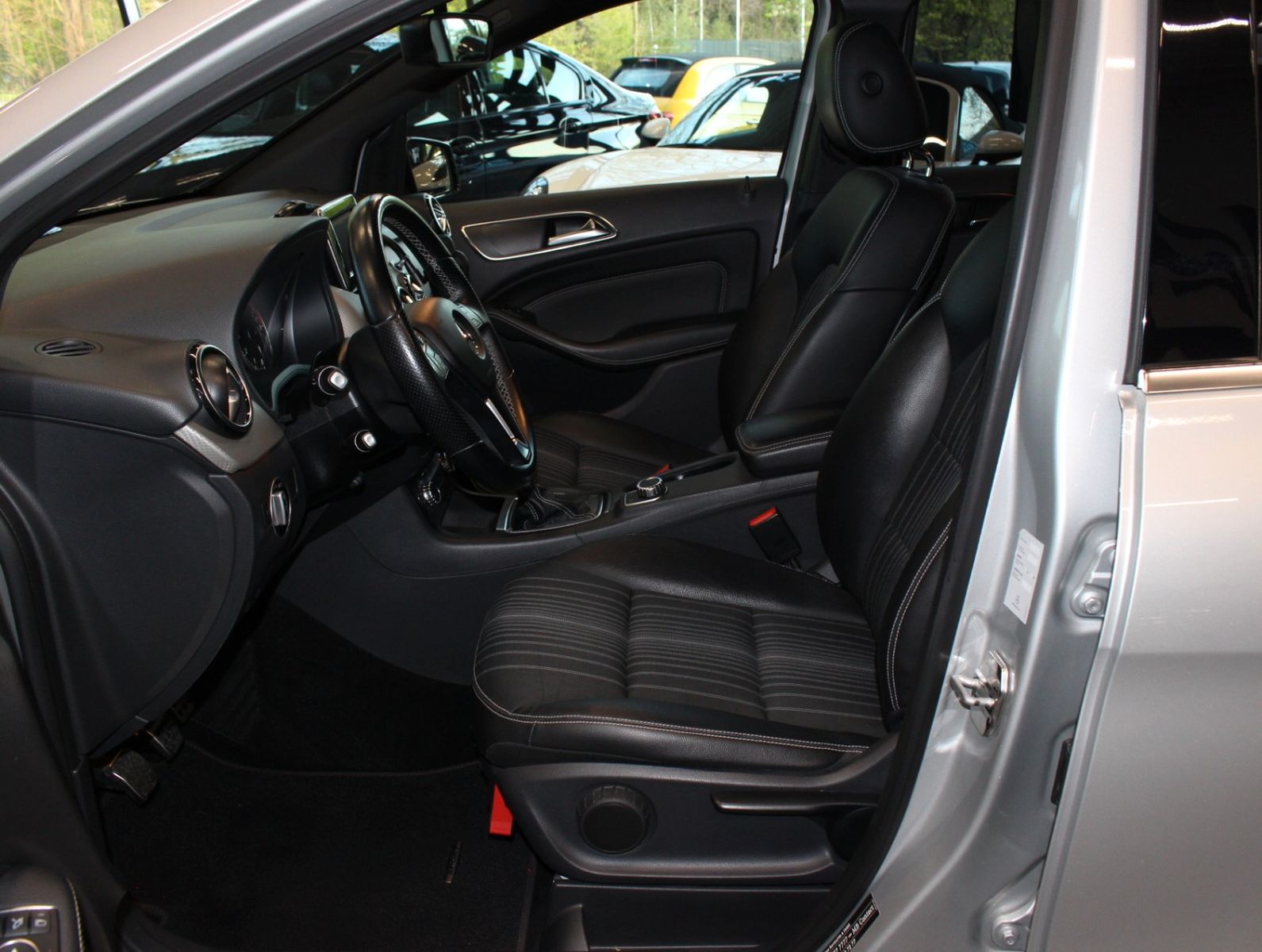 Fahrzeugabbildung Mercedes-Benz B 180 BlueEF*Sport-Paket*Navi*Bi-Xenon
