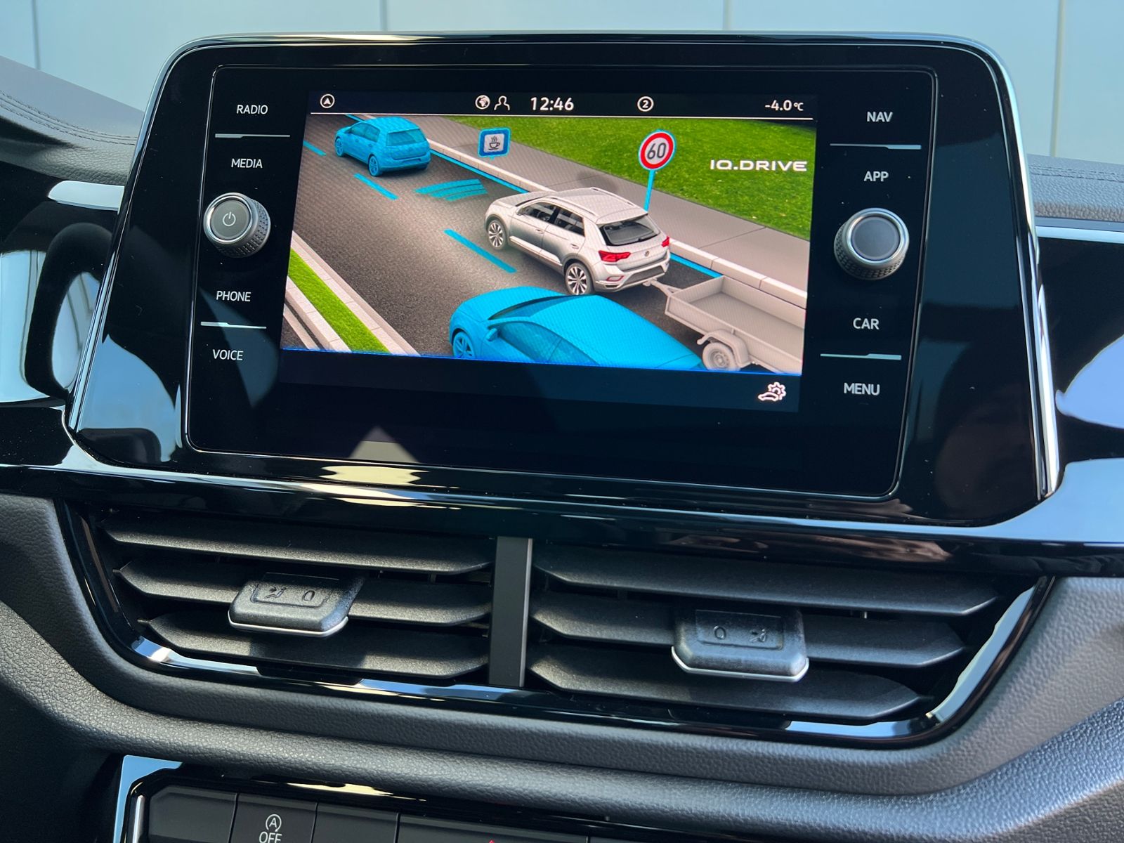 Fahrzeugabbildung Volkswagen T-Roc R-Line 1.5 TSI DSG *AHK, Pano, Black Style