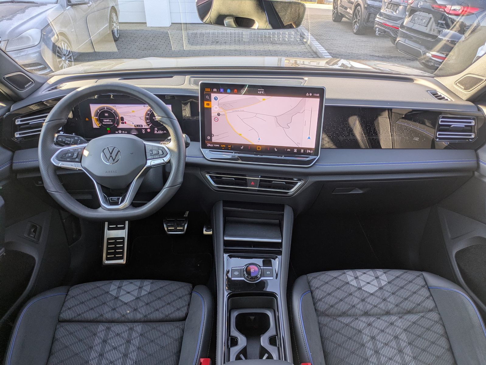 Fahrzeugabbildung Volkswagen Tiguan 2.0 TDI 4M R-Line BLACK*PAN*HK*AHK*MATRIX